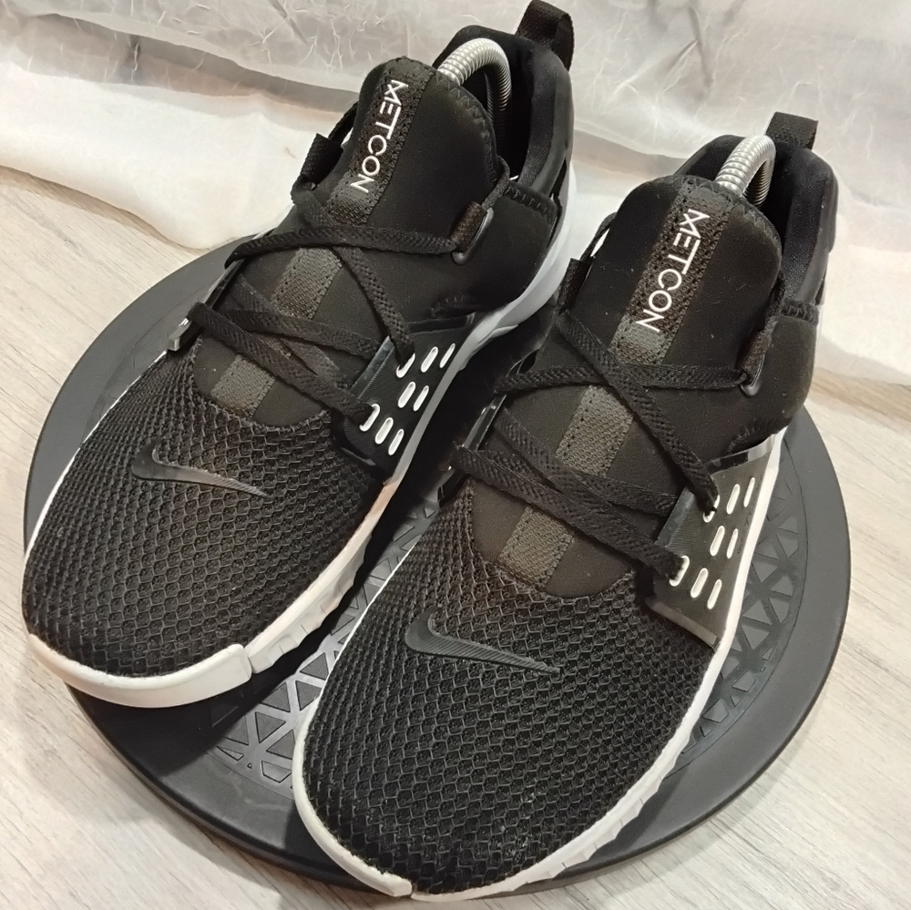Nike Mens Metcon 2 Black White Athletic Trainining Shoes SIZE MENS 8.5 WOMEN 10